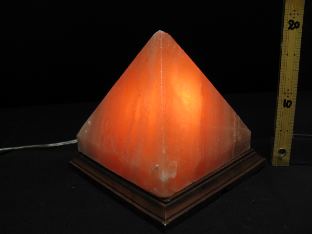 ピラミッド岩塩ランプ1